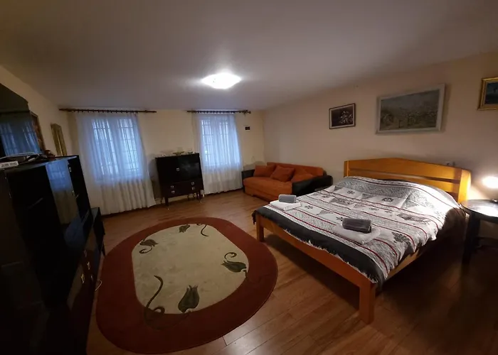 R Castle - 2 Apartman *