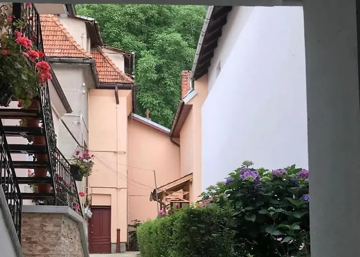 R Castle - 2 Apartman Brassó